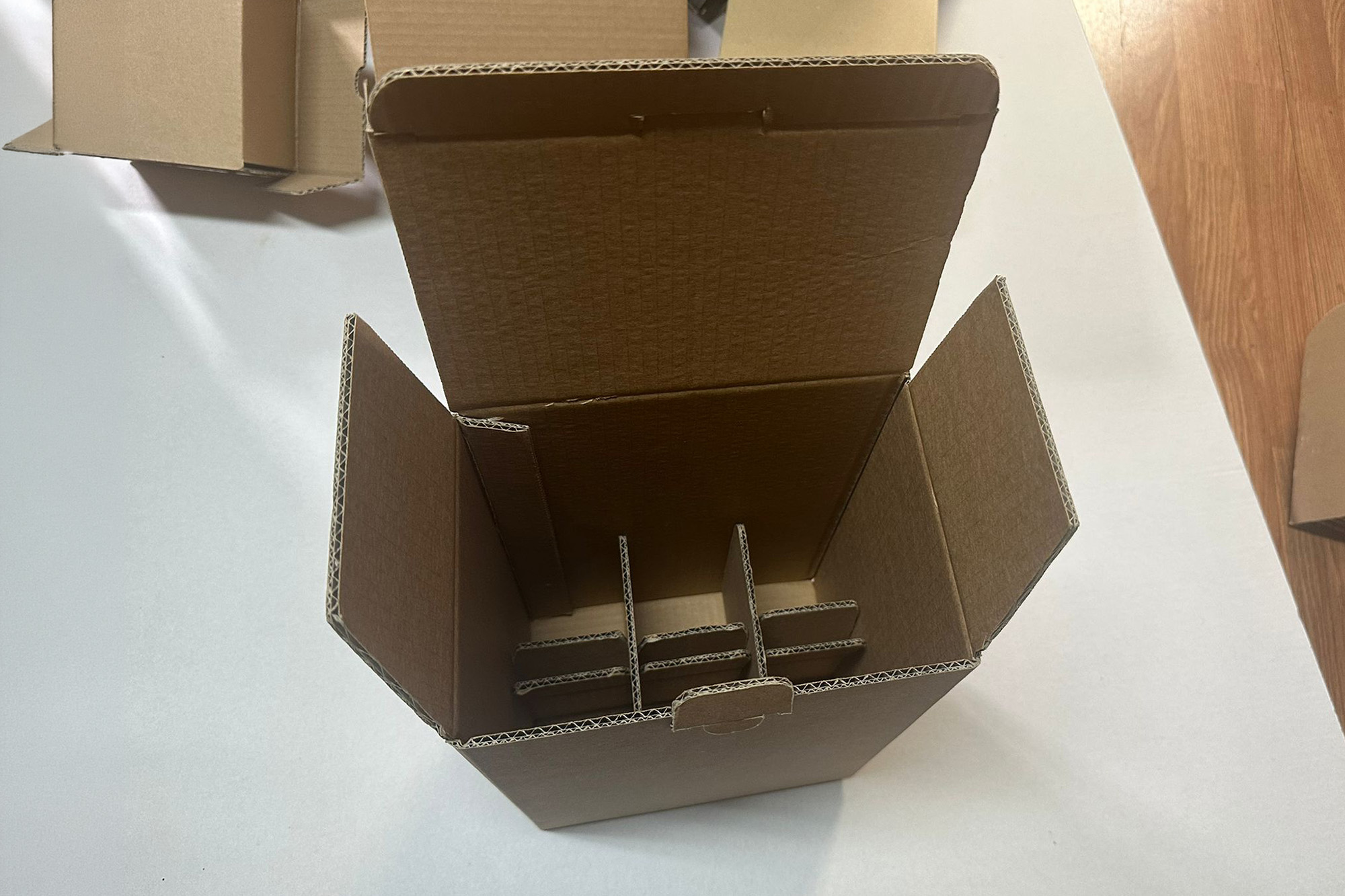 Scatole fustellate automontanti con alveare incorporato